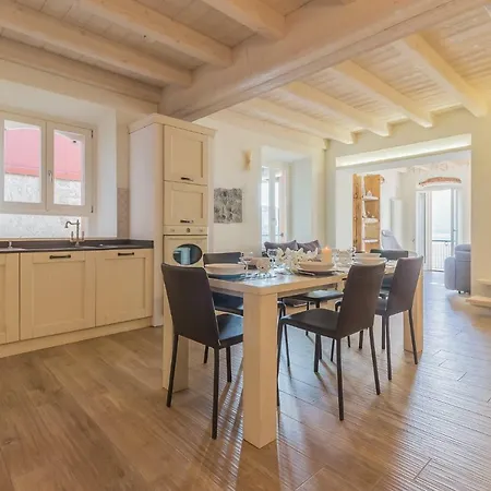 Elizabeth House * Varenna