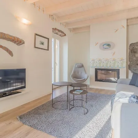 Elizabeth House Daire Varenna